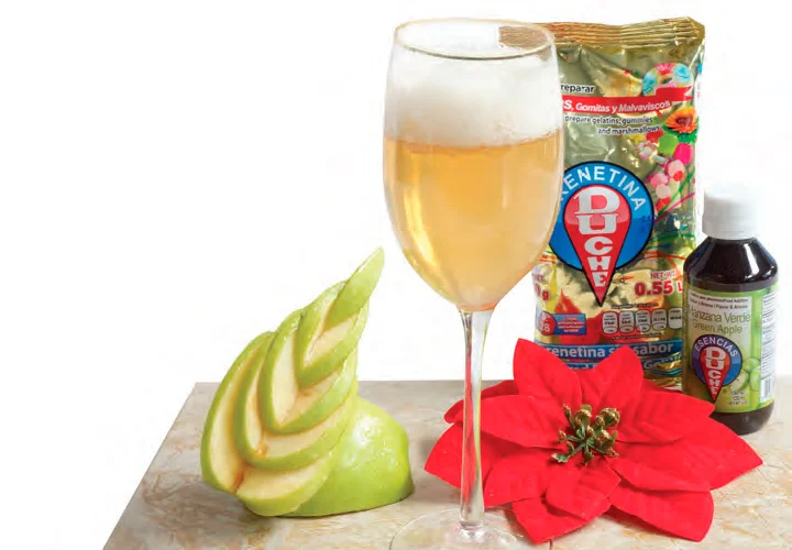 Copas de vino espumoso y manzana