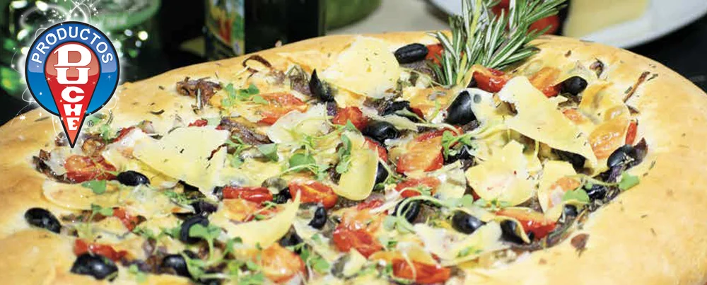 Focaccia de tomates, ajo y romero