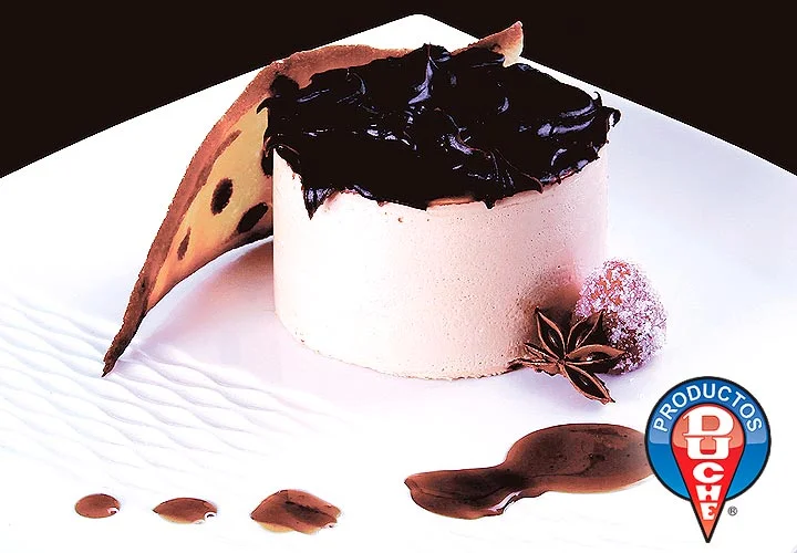 Mousse de cajeta y betún de chocolate con frambuesas