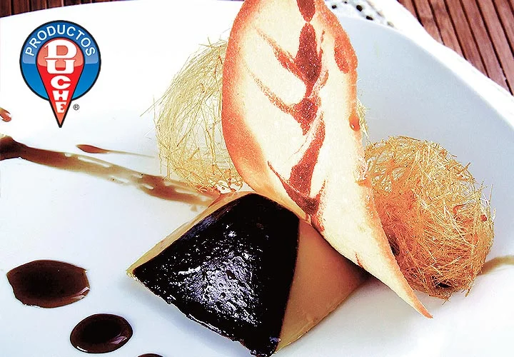 Pirámide de rompope con chocolate